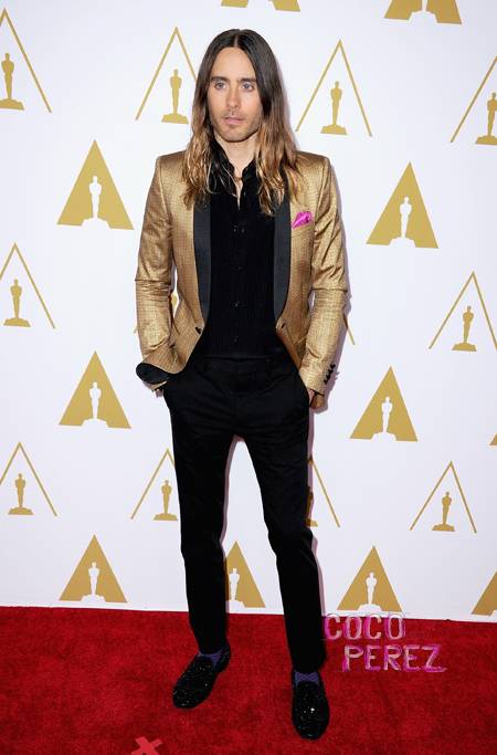 jared-leto-gold-and-black-suit-oscars-nominees-luncheon-beverly-hills__oPt